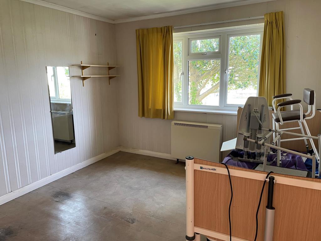 Lot: 97 - BUNGALOW IN NEED OF MODERNISATION - main bedroom at front